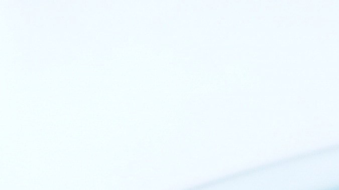 Plato de huevos revueltos con sofrito de tomate y cebolla servidos con una arepa de maíz tradicional.