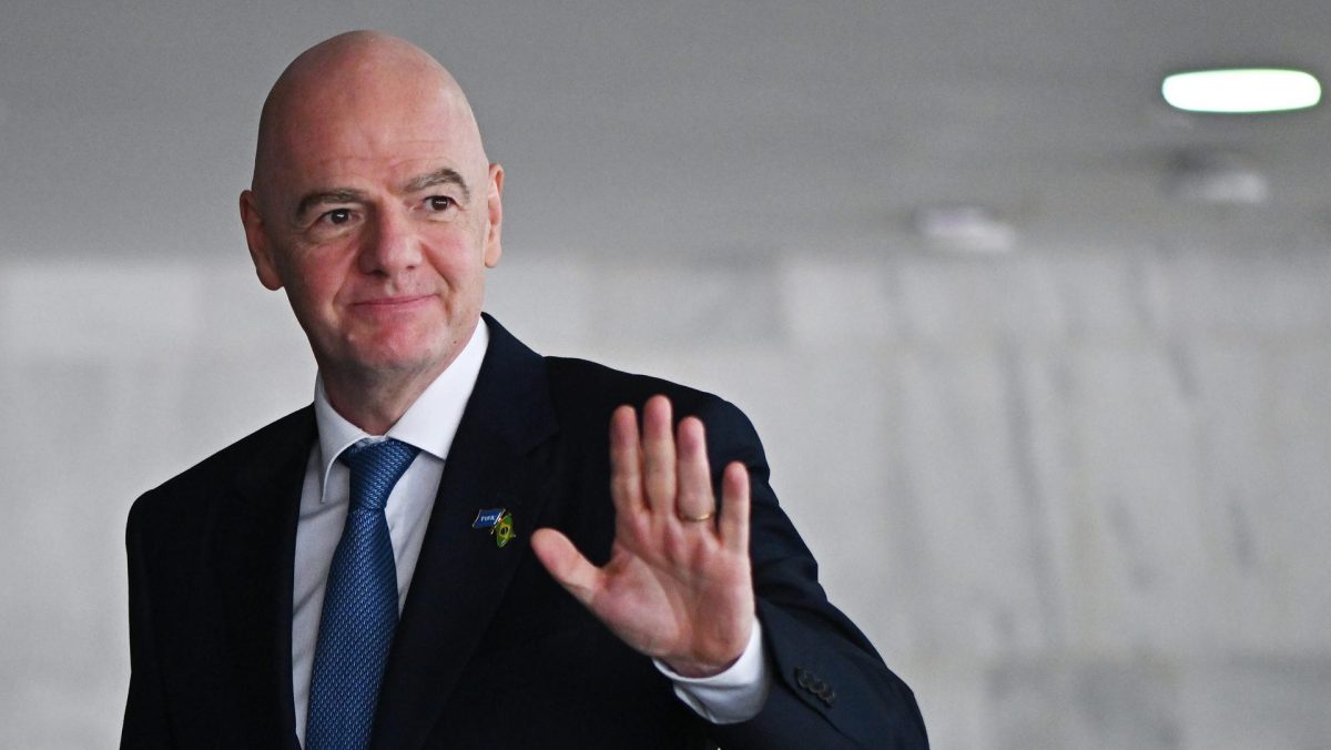 Infantino pide levantar el veto a Rusia en el fútbol internacional
