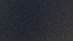 James Rodríguez observa antes de un partido amistoso entre México y Colombia.