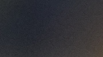 James Rodríguez observa antes de un partido amistoso entre México y Colombia.