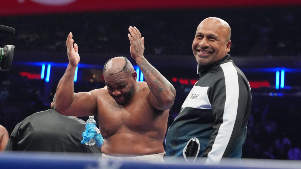 Un golpe dejó sin peluquín al boxeador Jarrell Miller durante su pelea ante Kingsley Ibeh (Video)