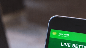 Persona apostando desde el celular, mujer jugando en máquina tragamonedas y hombre frente a laptop con fichas de póker