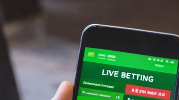 Persona apostando desde el celular, mujer jugando en máquina tragamonedas y hombre frente a laptop con fichas de póker