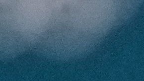 Jutta Leerdam de Holanda muestra su medalla de oro después de la carrera femenina de patinaje de velocidad de 1.000 metros.