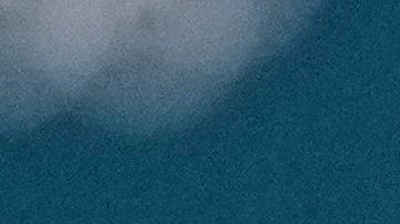 Jutta Leerdam de Holanda muestra su medalla de oro después de la carrera femenina de patinaje de velocidad de 1.000 metros.