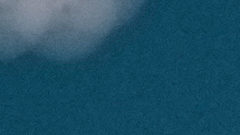 Jutta Leerdam de Holanda muestra su medalla de oro después de la carrera femenina de patinaje de velocidad de 1.000 metros.