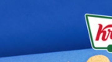 Primer plano de la nueva colección de donas Krispy Kreme x Oreo, mostrando la dona Golden Oreo con chispas de colores, la Chocolate Oreo Dream con glaseado oscuro y la clásica Cookies & Kreme sobre un fondo de marca.