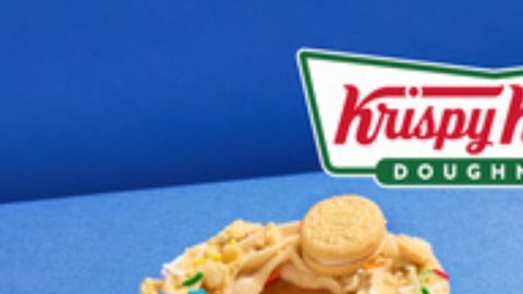 Primer plano de la nueva colección de donas Krispy Kreme x Oreo, mostrando la dona Golden Oreo con chispas de colores, la Chocolate Oreo Dream con glaseado oscuro y la clásica Cookies & Kreme sobre un fondo de marca.