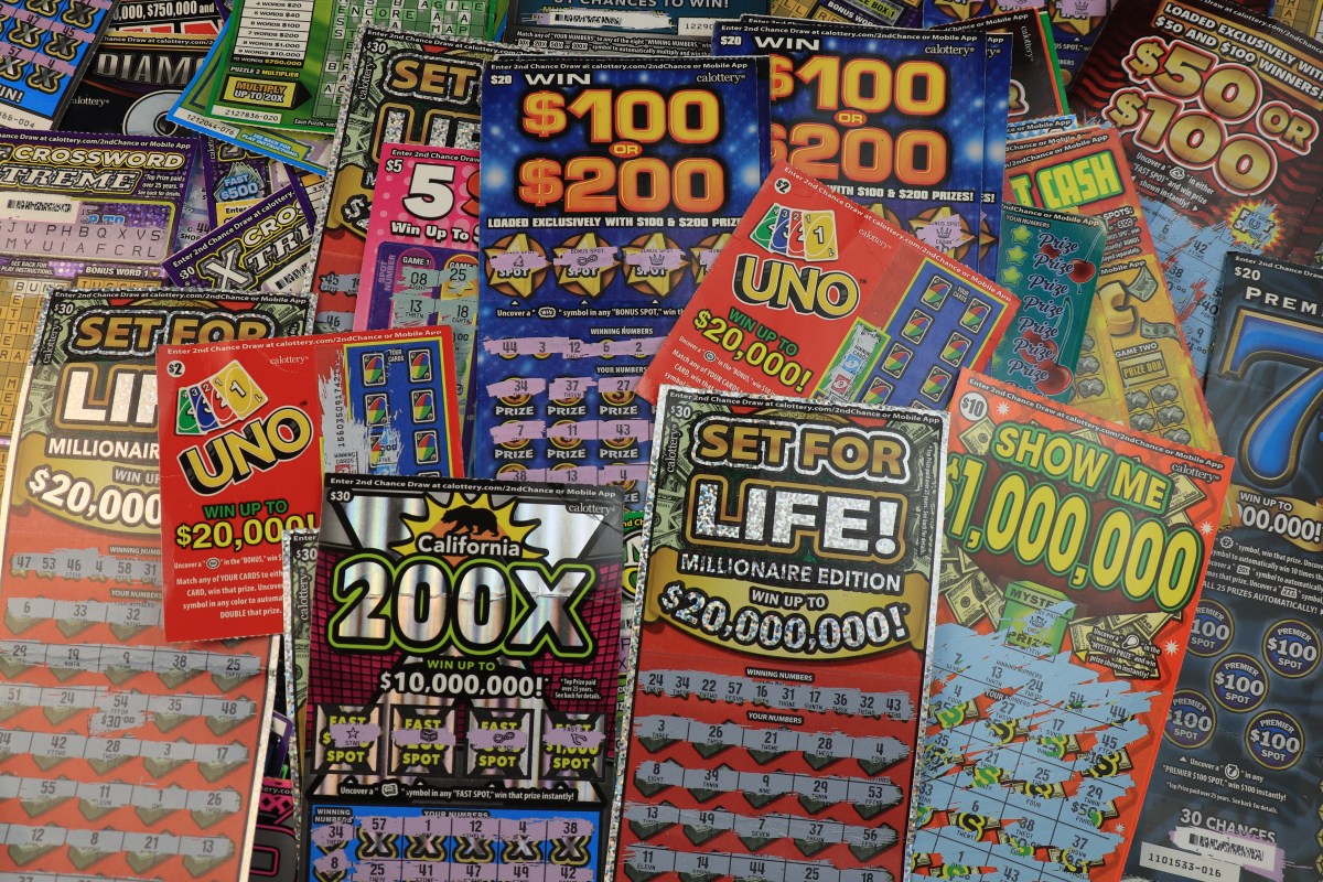 Hombre gana $50,000 por comprar el boleto de lotería equivocado por accidente