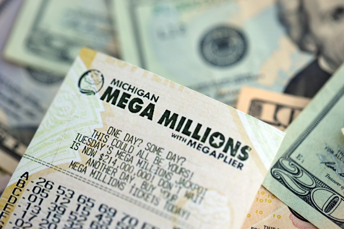 Hombre compra un boleto de lotería y gana $20,000, compra uno más y gana $2 millones