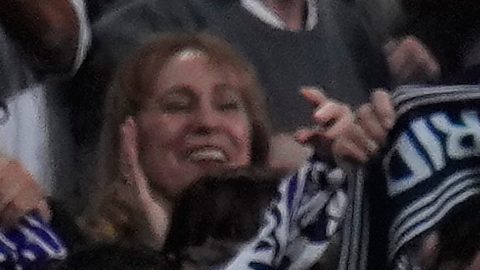 Vinicius Junior, del Real Madrid, a la izquierda, celebra con sus compañeros de equipo después de marcar el segundo gol de su equipo durante el partido de vuelta del playoff de la Liga de Campeones entre el Real Madrid y el Benfica en Madrid, España, el miércoles 25 de febrero de 2026.