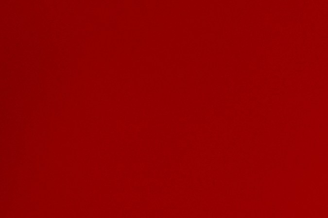 Ilustración conceptual de una dentadura humana rodeada de un contraste de alimentos: de un lado, productos ultraprocesados como harinas y azúcares representados en tonos opacos; del otro, vegetales verdes vibrantes, manzana verde y jengibre que simbolizan la desintoxicación.