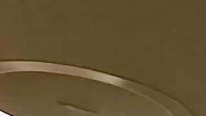 Primer plano de la hamburguesa Big Arch de McDonald's con dos carnes, queso cheddar blanco derretido, cebollas crujientes y pan con semillas de sésamo y amapola.