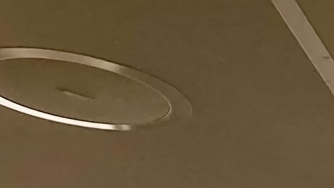 Primer plano de la hamburguesa Big Arch de McDonald's con dos carnes, queso cheddar blanco derretido, cebollas crujientes y pan con semillas de sésamo y amapola.