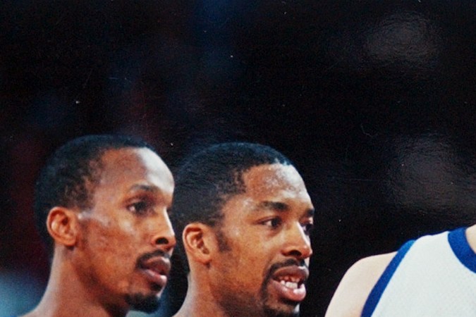 El exentrenador de los Denver Nuggets, Doug Moe, suplica a su equipo durante un tiempo muerto en los últimos segundos de un partido de baloncesto de la NBA contra los Houston Rockets en mayo de 1986. (Foto AP/Ed Andrieski, Archivo)