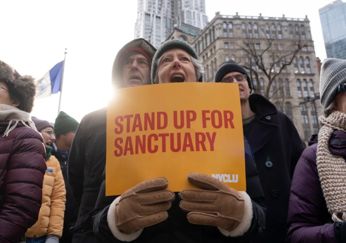 Fiscalía General de Nueva York defiende en corte leyes santuario de la ciudad ante demanda federal