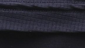 El logo de las Grandes Ligas de Béisbol representa una pelota de béisbol sostenida por el tercera base de los Yankees de Nueva York.