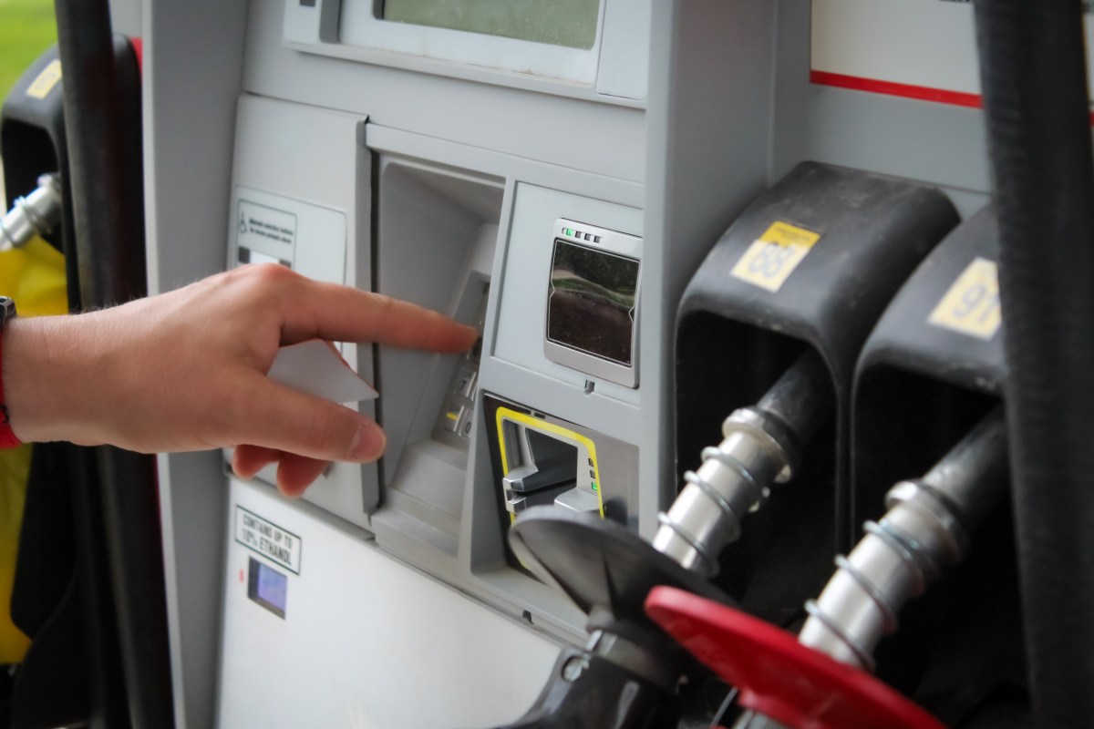 Cómo evitar que roben datos de tu tarjeta al pagar en una gasolinera
