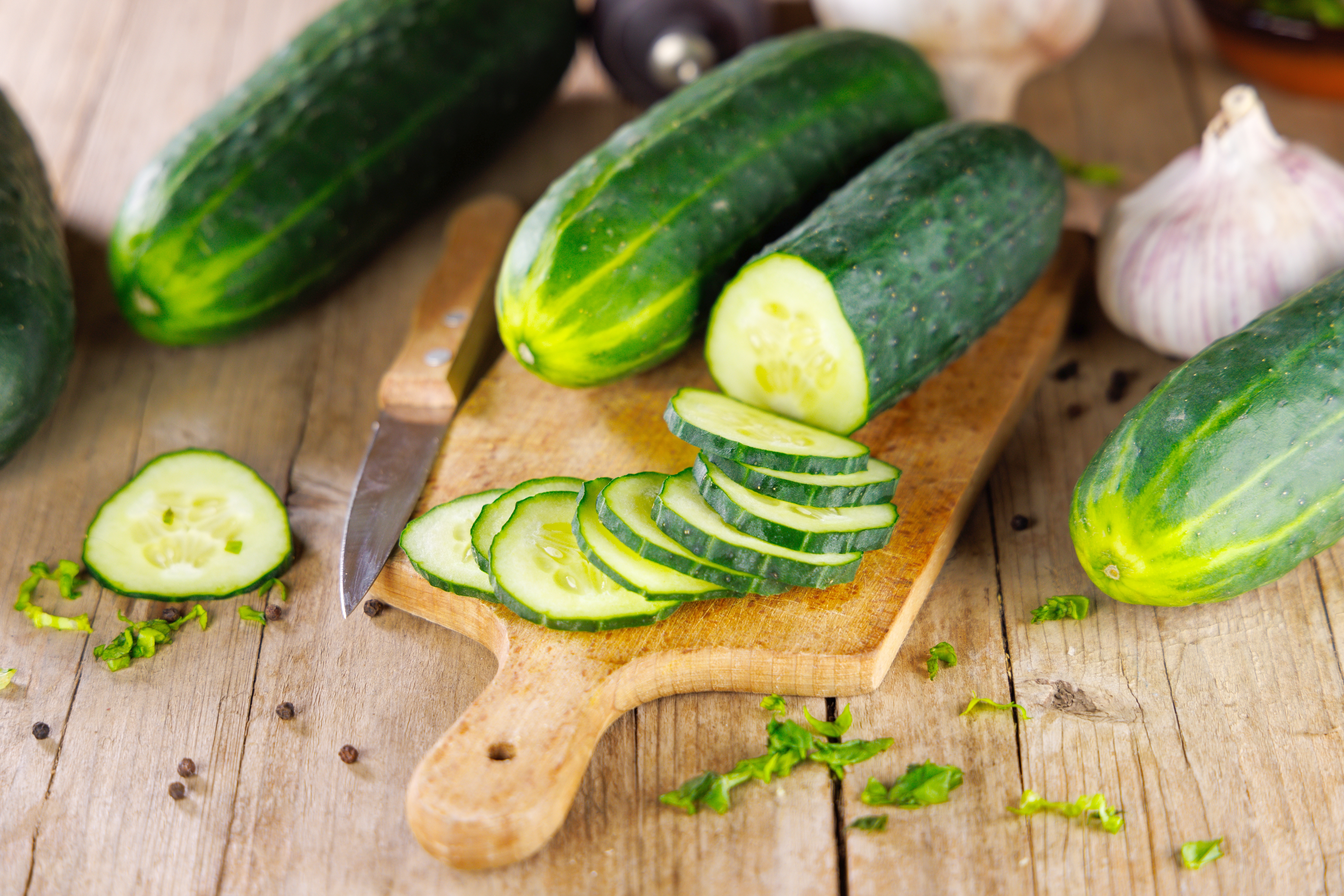 Agua pura para un descanso renal." Con más del 95% de agua, el pepino es el rey de la hidratación ligera. Su capacidad para reducir la hinchazón y eliminar el ácido úrico lo convierte en el snack ideal para mantener tus riñones frescos y libres de presión