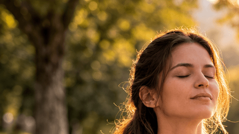 Hombre sentado en posición de meditación junto a un lago al amanecer, rodeado de naturaleza