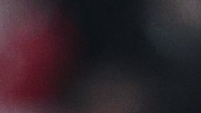 Gianluca Prestianni (i) del Benfica disputa el balón con Vinicius Junior del Real Madrid.