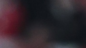 Gianluca Prestianni (i) del Benfica disputa el balón con Vinicius Junior del Real Madrid.