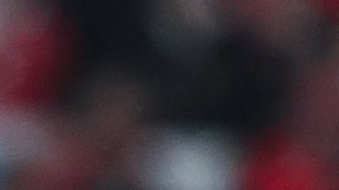 Gianluca Prestianni (i) del Benfica disputa el balón con Vinicius Junior del Real Madrid.