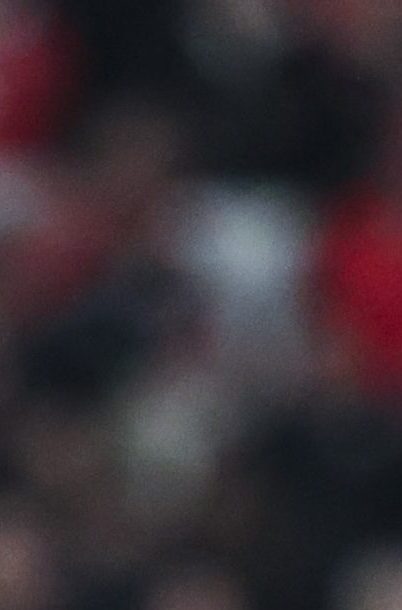 Gianluca Prestianni (i) del Benfica disputa el balón con Vinicius Junior del Real Madrid.