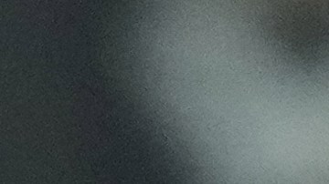 Gianluca Prestianni, del Benfica, observa el balón durante el partido inaugural de la Liga de Campeones.