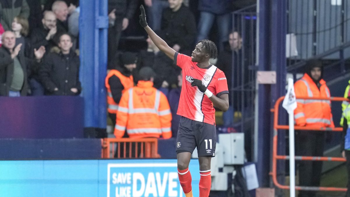 Aficionado recibe prohibición de 4 años por insultos racistas en el fútbol inglés