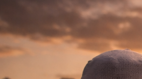 Familia musulmana comparte la comida del iftar al atardecer con el skyline de Nueva York de fondo.