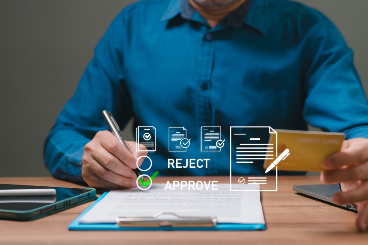 Te rechazaron una tarjeta o préstamo sin razón: qué hacer en USA