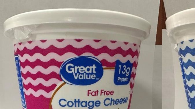 Primer plano de un envase de requesón Great Value de 24 oz con etiqueta de advertencia de retiro del mercado por falla en la pasteurización de Saputo Cheese USA.