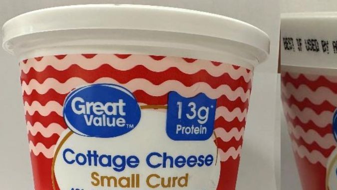 Envase de Cottage Cheese Great Value distribuido por Walmart, afectado por el retiro de Saputo Cheese debido a riesgos en el proceso de pasteurización.