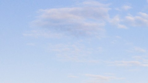 Vista aérea de varias islas boscosas en el lago Vänern, con una tienda de campaña roja instalada junto al agua.