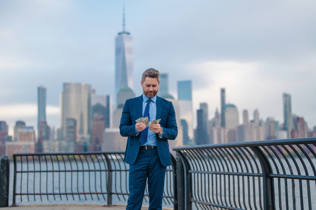 Cuánto te cobran de impuestos en Nueva York si tienes un sueldo de $100,000