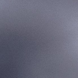 Un surfista observa las condiciones del oleaje.