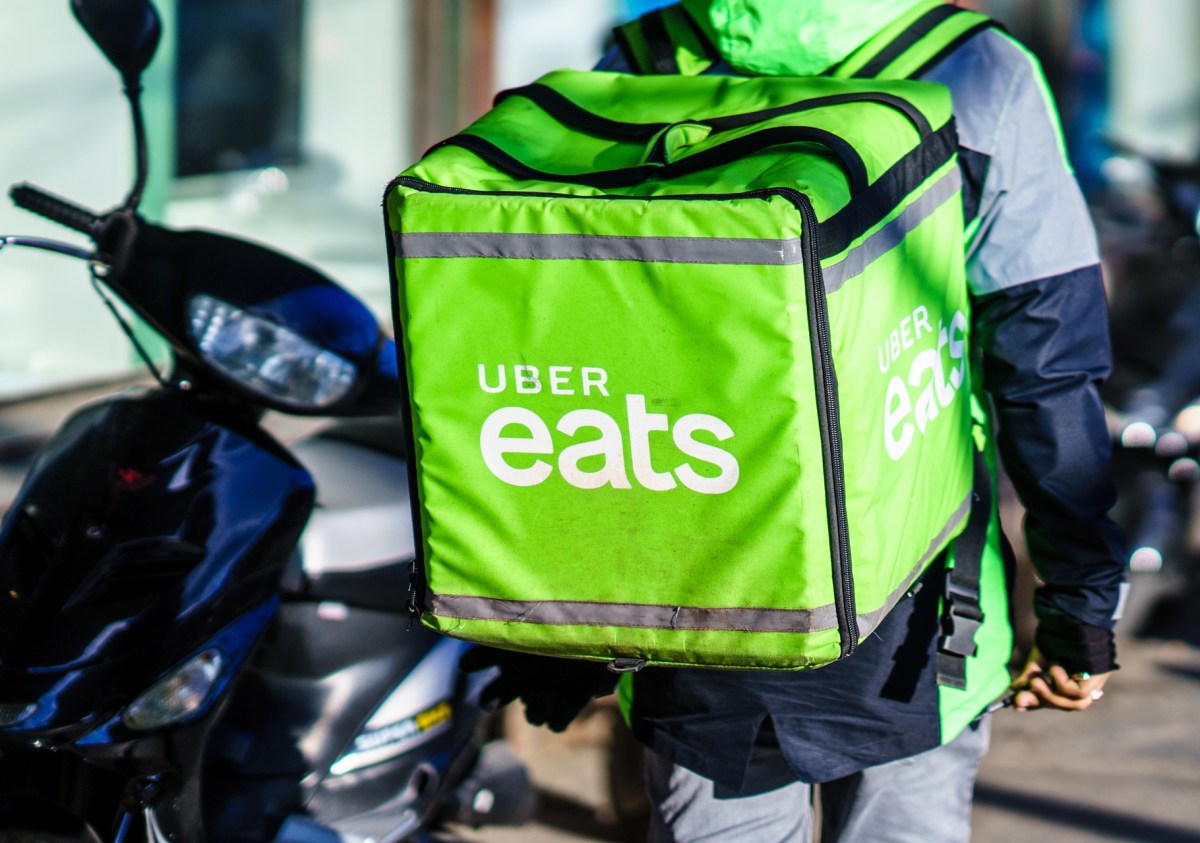 Nueva York recupera más de 5 millones de dólares para repartidores tras sancionar a Uber Eats, Fantuan y HungryPanda