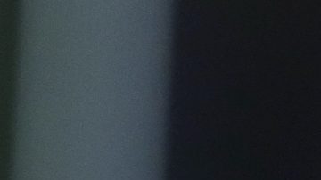 Brian Vickers participa en una entrevista durante el día de prensa de NASCAR.