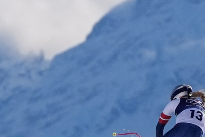 La estadounidense Lindsey Vonn se estrella contra una barrera durante una carrera de descenso de esquí alpino femenino, en los Juegos Olímpicos de Invierno de 2026, en Cortina d'Ampezzo, Italia, el domingo 8 de febrero de 2026. (Foto AP/Jacquelyn Martin).