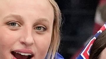 El equipo estadounidense celebra tras la ceremonia de victoria del equipo femenino de hockey.