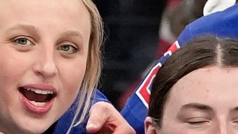 El equipo estadounidense celebra tras la ceremonia de victoria del equipo femenino de hockey.