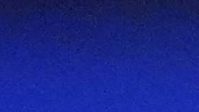 Charlie Woods, a la izquierda, le entrega un palo de golf a su padre, Tiger Woods.