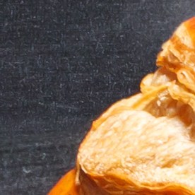 Composición fotográfica de alimentos altos en fructosa, sodio y grasas trans junto a una advertencia médica sobre el daño hepático y la cirrosis no alcohólica.