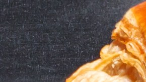 Composición fotográfica de alimentos altos en fructosa, sodio y grasas trans junto a una advertencia médica sobre el daño hepático y la cirrosis no alcohólica.