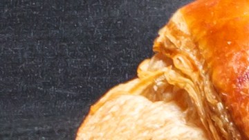 Composición fotográfica de alimentos altos en fructosa, sodio y grasas trans junto a una advertencia médica sobre el daño hepático y la cirrosis no alcohólica.