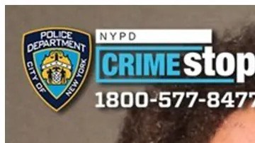 Al momento del incidente, vestía una chaqueta a cuadros blancos y negros, llevaba auriculares grandes y fumaba un cigarrillo.