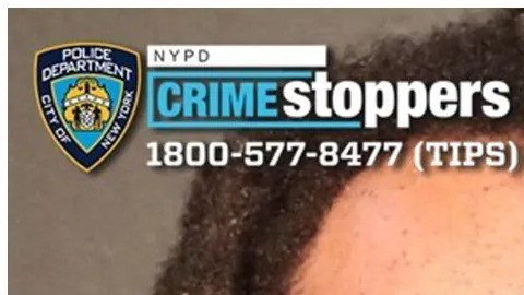 Al momento del incidente, vestía una chaqueta a cuadros blancos y negros, llevaba auriculares grandes y fumaba un cigarrillo.