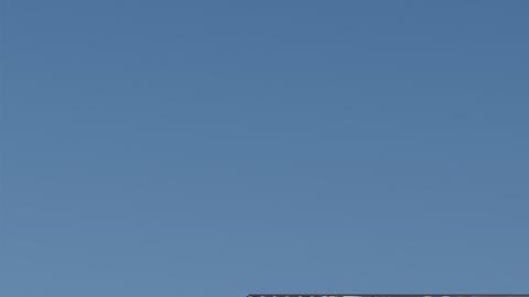 Una de las más de 200 vallas publicitarias contra el Servicio de Inmigración y Aduanas (ICE) visibles este lunes en distintas ciudades de Estados Unidos.