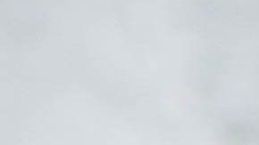 Recipiente de vidrio con cubos de pechuga de pollo cruda marinado en salsa.